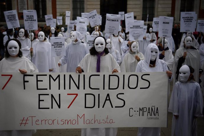 Grupos feministas se concentran por los últimos asesinatos machistas, en la Puerta del Sol de Madrid, a 25 de marzo de 2024, en Madrid (España). 
