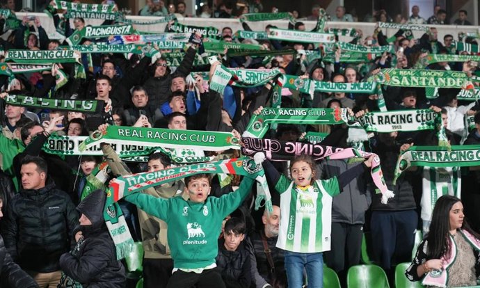 Jóvenes seguidores del Racing durante un partido en El Sardinero