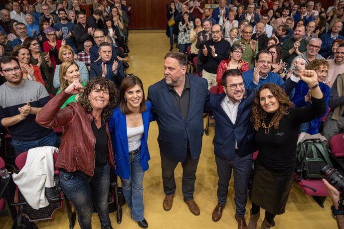 (I-D) La portaveu adjunta d'ERC, Teresa Jordà; la secretària general adjunta d'ERC i portaveu, Marta Vilalta, el president d'ERC, Oriol Junqueras, el president de la Generalitat Pere Aragonès, i la vice-presidenta Laura Vilagrà.