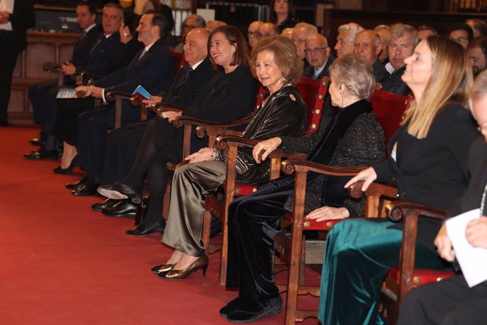 La reina Sofía, junto con otras autoridades, asiste al concierto de Projecte Home en la Catedral de Palma.