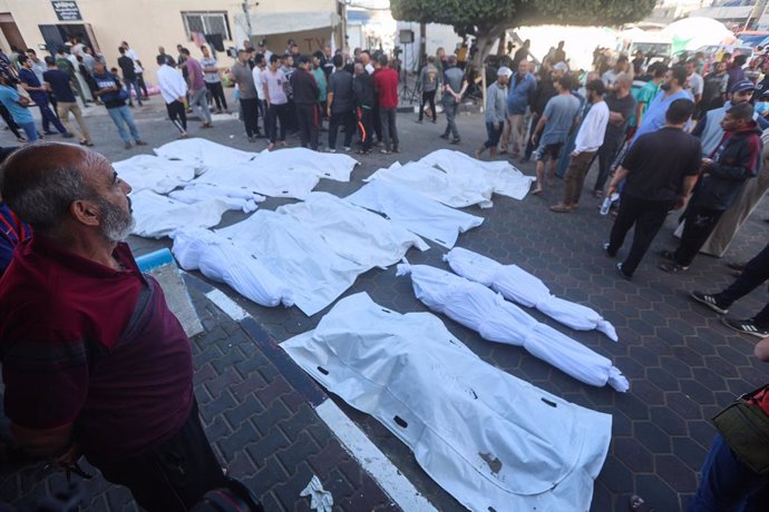 Archivo - November 6, 2023, Gaza, Palestine: (EDITORS NOTE: Image depicts death).Palestinians gather as they mourn over the bodies of people killed in the Israeli bombardment in Deir Balah at the Shuhada Al-Aqsa hospital amid ongoing battles between Israe