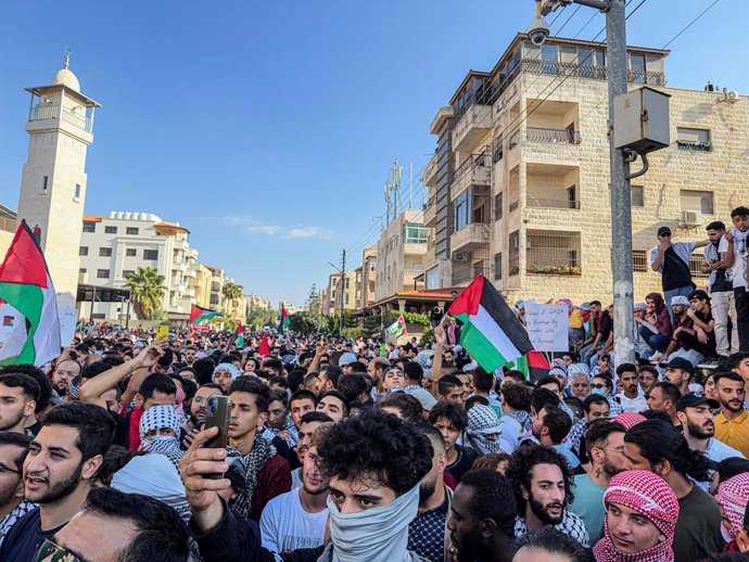 Archivo - October 18, 2023: Amman, Jordan. 18 October 2023. Massive demonstrations continue in the Jordanian capital Amman, in protest against the bombing of the Baptist Hospital in Gaza on October, 17th. Thousands of demonstrators carrying Palestinian fl