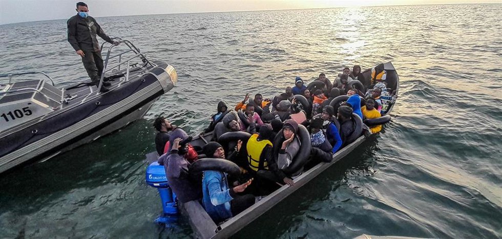 Archivo - Imagen de archivo de la Guardia Costera de Túnez interceptando una embarcación de migrantes dirigida a Europa