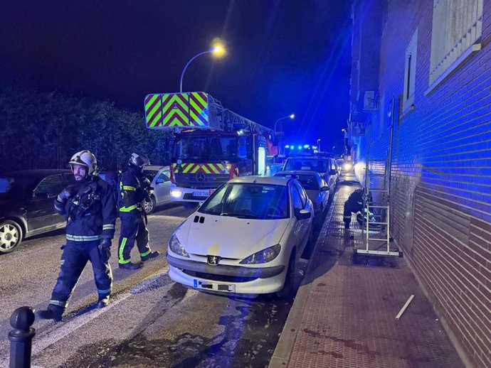 Bomberos de la Comunidad de Madrid apagan un incendio en Valdemoro (Madrid).