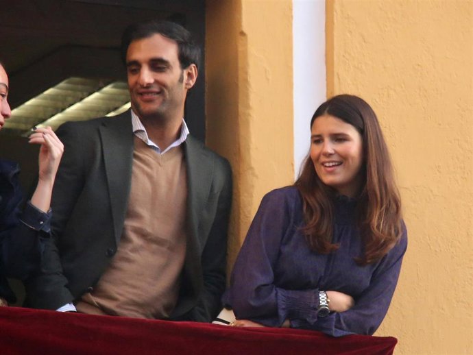 Manu Vega y Cayetana Rivera ven las procesiones de lunes santo desde un balcón en Sevilla