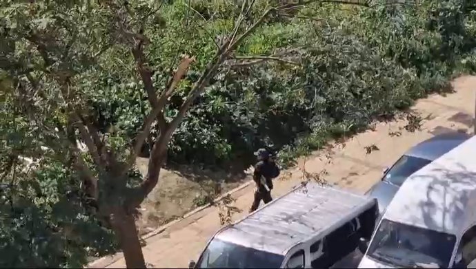 Fotograma del vídeo grabado en el que se observa a un idividuo tirando vertidos de obra en una zona verde de Algeciras.