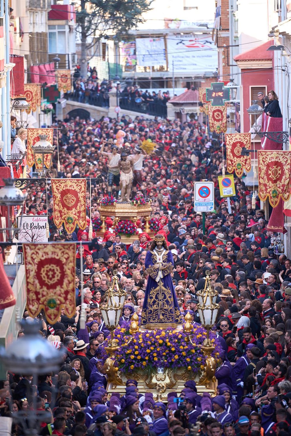 Archivo - Traslado de Nuestro Padre Jesús de Medinaceli y del paso de misterio de Los Azotes durante la tamborada de Semana Santa.