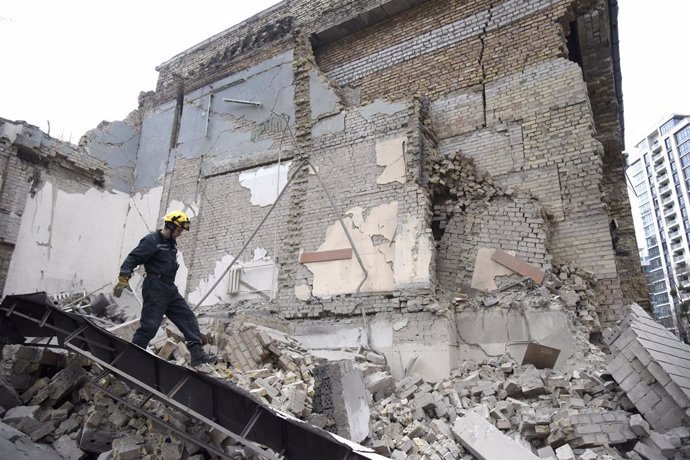 March 25, 2024, Kyiv, Ukraine: KYIV, UKRAINE - MARCH 25, 2024 - A rescuer examines the rubble at an academic institution in the Pecherskyi district destroyed by falling missile debris after two Russian ballistic missiles launched at the Ukrainian capital 