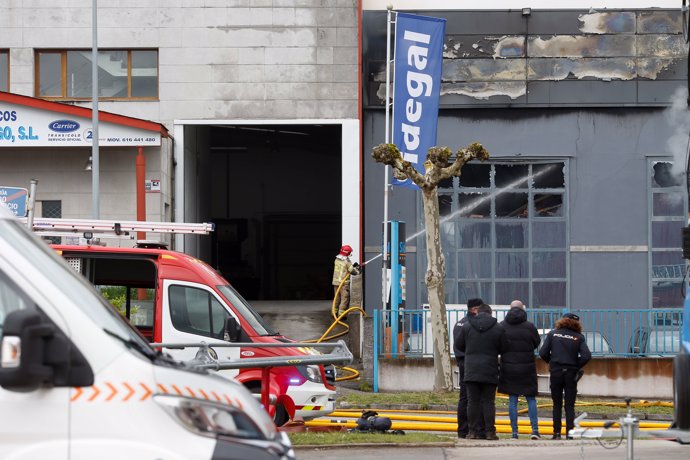 Agentes de Policía en las inmediaciones de una nave de desguace donde se ha producido un incendio, en el polígono de O Ceao, a 26 de marzo de 2024, en O Ceao, Lugo, Galicia (España).