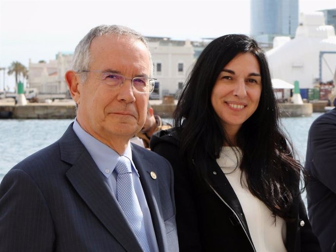 La nova cap de seguretat del Port de Barcelona, Anna Perera, amb el titular del càrrec sortint, Xavier Solé