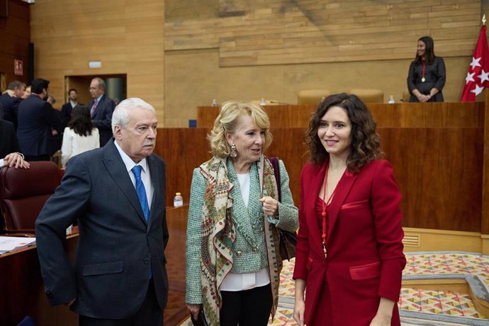 Archivo - (I-D) El expresidente de la Comunidad de Madrid, Joaquín Leguina; la expresidenta de la Comunidad de Madrid Esperanza Aguirre y la presidenta de la Comunidad de Madrid, Isabel Díaz Ayuso, durante un pleno extraordinario en la Asamblea de Madri