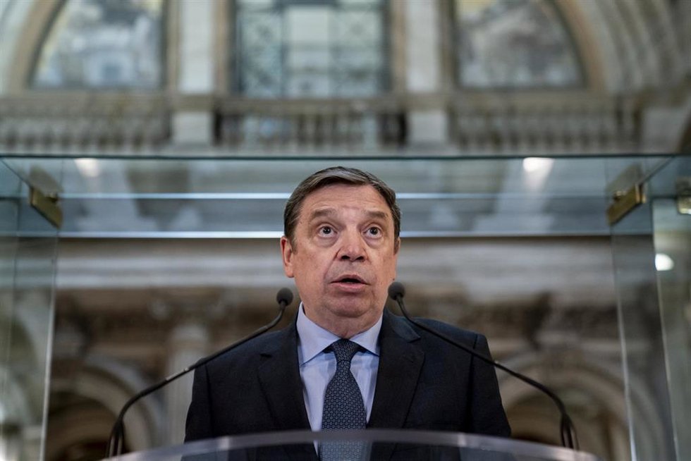 El ministro de Agricultura, Pesca y Alimentación, Luis Planas, ofrece una rueda de prensa tras su reunión con representantes del sector pesquero, en la sede del ministerio, a 22 de marzo de 2024, en Madrid (España).