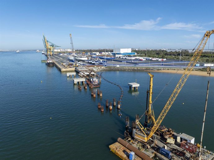 Las obras de construcción de una nueva doble rampa ro-ro en el Puerto de Huelva.
