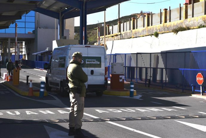 Archivo - Un vigilante de seguridad.- Archivo