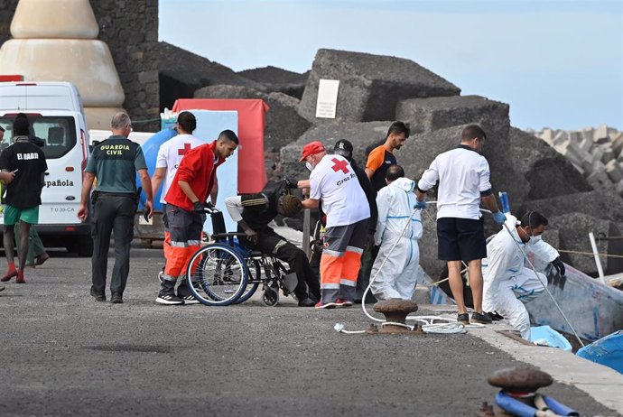Archivo - Los equipos sanitarios atienden a varios migrantes a su llegada al puerto de La Restinga, a 4 de febrero de 2024, en El Hierro, Santa Cruz de Tenerife, Tenerife, Canarias (España).