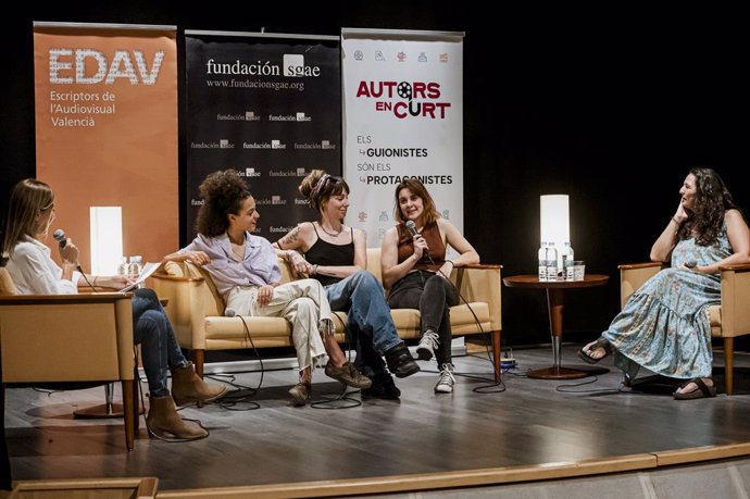 Archivo - Mesa redonda con las autoras de "Becarias" celebrada en la pasada edición de Autors en Curt.