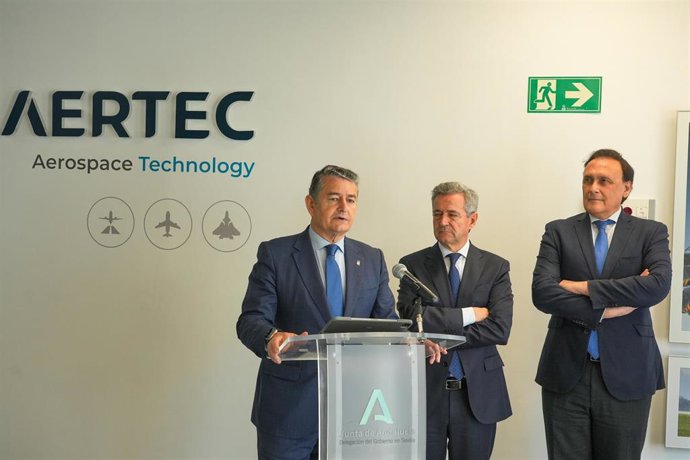 El consejero de la Presidencia, Interior, Diálogo Social y Simplificación Administrativa, Antonio Sanz, este martes, durante una visita a la empresa Aertec