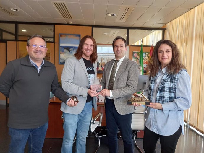 El delegado de Desarrollo Educativo y Formación Profesional de la Junta en Huelva, Carlos Soriano, recibe a Luis Alberto Anes Palacio.