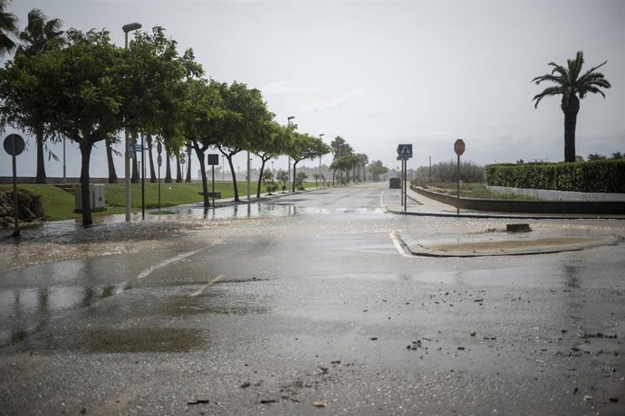 Archivo - La calle inundada por las lluvias, a 3 de septiembre de 2023, en Les Cases d'Alcanar, Tarragona, Catalunya (España)