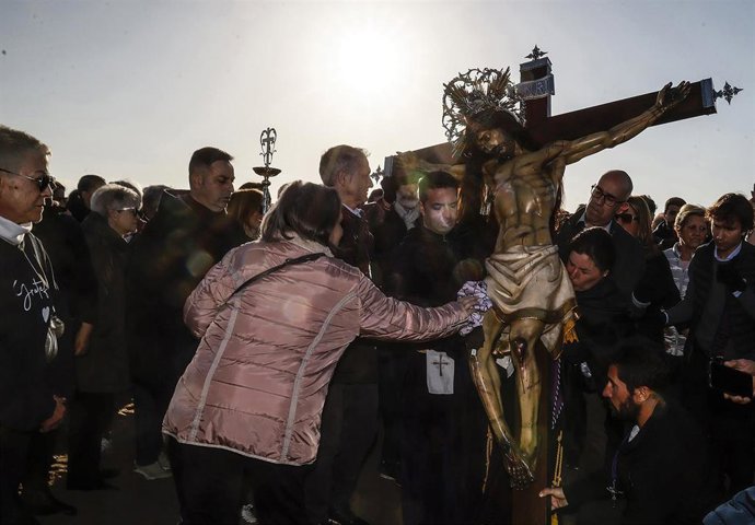 Archivo - Cofrades llevan la talla de Cristo a la orilla de la playa, a 7 de abril de 2023