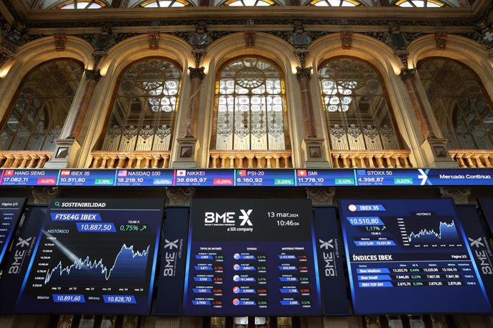 Paneles del Ibex 35 en el Palacio de la Bolsa, a 13 de marzo de 2024, en Madrid (España). 