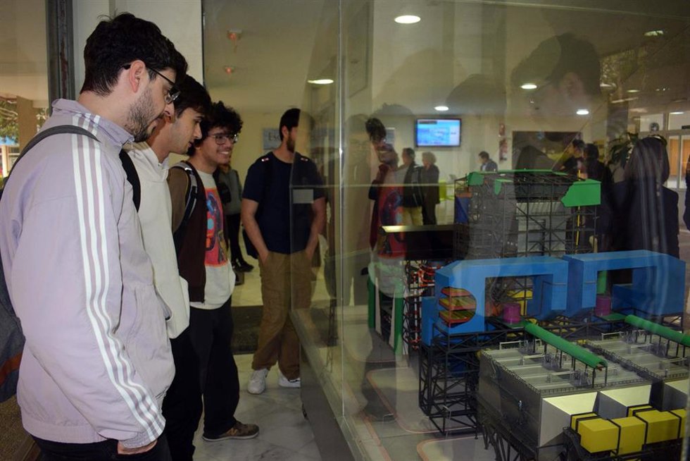Estudiantes de la UAL contemplan la maqueta de la Central Litoral de Endesa cedida a la institución