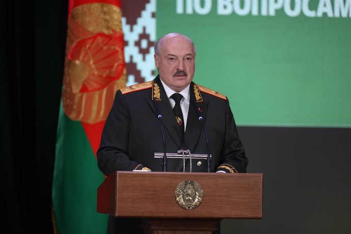 Archivo - El presidente de Bielorrusia, Alexander Lukashenko, durante un encuentro con autoridades de seguridad