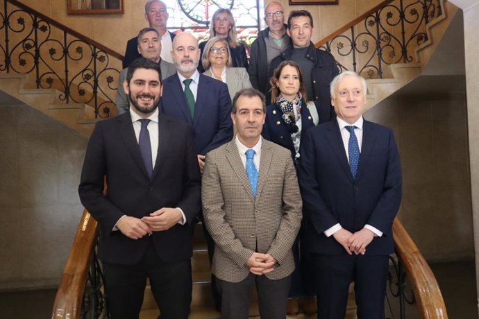 El vicepresidente primero del Gobierno de Aragón, Alejandro Nolasco, y el consejero de Fomento, Vivienda, Movilidad y Logística,  Octavio López, con el alcalde de Belchite, Carmelo Pérez, en la presentación del Plan 700.