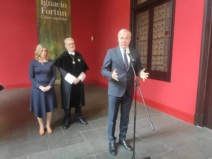 El presidente del Gobierno de Aragón, Jorge Azcón, junto a la consejera de Educación, Ciencia y Universidades, Claudia Pérez Forniés, y el rector de la Universidad de Zaragoza, José Antonio Mayoral.