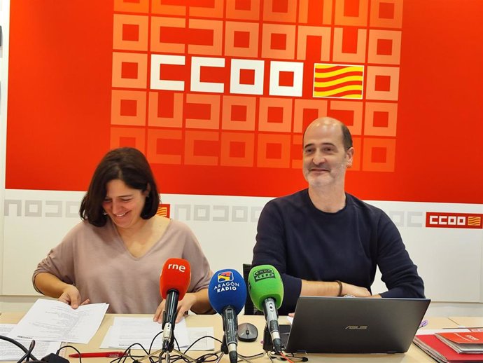 El secretario general de la Sección Sindical de CCOO en el Gobierno de Aragón, Francisco José González, y la secretaria de organización de esta misma sección, Tania González, en rueda de prensa