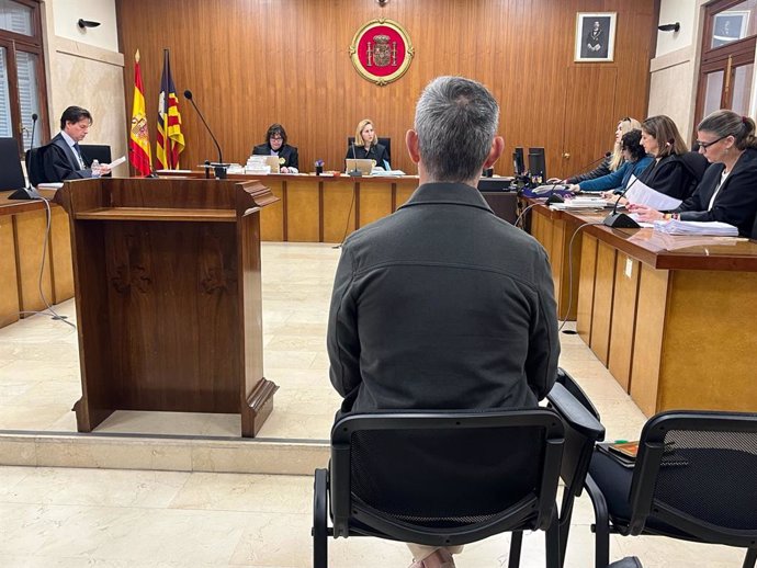 El acusado de abusos sexuales a la hija de su pareja, en Palma, sentado para el juicio en la Audiencia Provincial de Baleares.