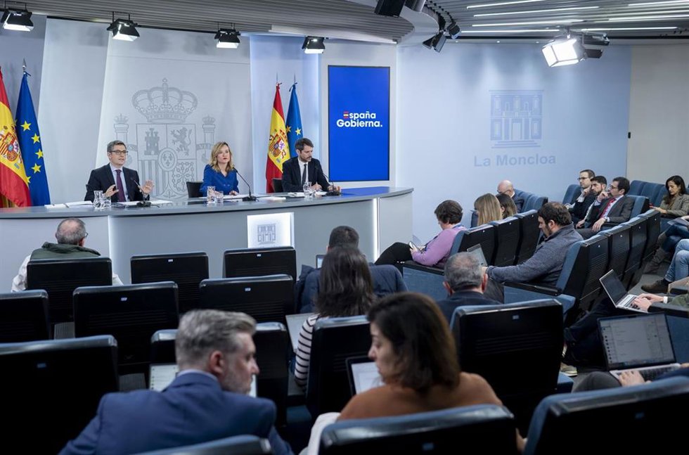 La ministra Portavoz, de Educación,  Formación Profesional y Deporte, Pilar Alegría (centro), durante una rueda de prensa posterior a la reunión del Consejo de Ministros, , a 26 de marzo de 2024, en Madrid (España). 