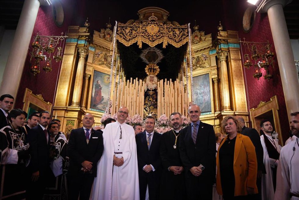 El presidente de la Diputación de Sevilla, Javier Fernández, junto a otras autoridades en la ofrenda floral de la Hermandad del Cerro.