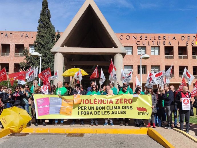 Concentración a las puertas de la Conselleria de Educación para reclamar protocolos contra la violencia en los centros