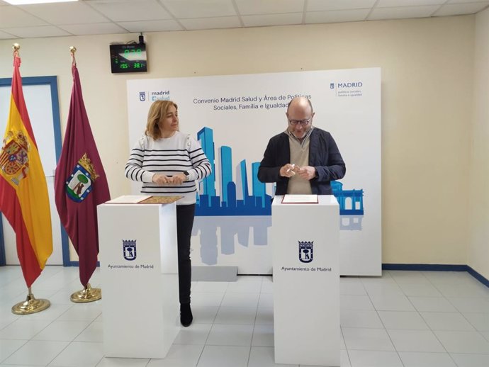 La vicealcaldesa y delegada de Seguridad y Emergencias, Inma Sanz, preside el acto de firma de un convenio con el delegado de Políticas Sociales, Familia e Igualdad, José Fernández, en materia de adicciones.