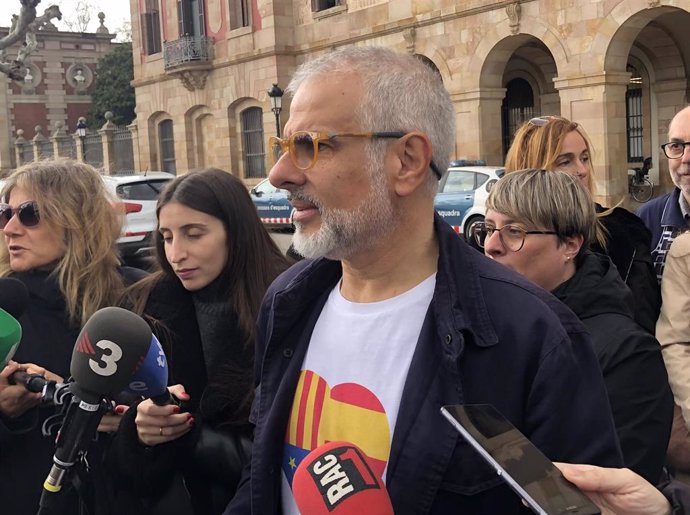El líder de Cs en Catalunya, Carlos Carrizosa, en declaraciones a periodistas ante el Parlament