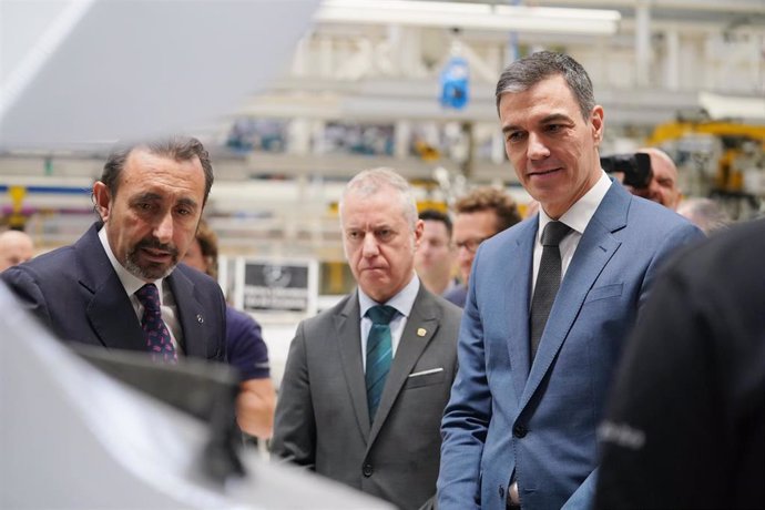 El lehendakari, Iñigo Urkullu (c) y el presidente del Gobierno, Pedro Sánchez (d), durante una visita en la planta de Mercedes Vitoria, a 25 de marzo de 2024, en Vitoria-Gasteiz, Álava
