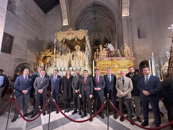 Ofrenda floral de la patronal de las empresas turísticas al Cristo de la Salud y el Buen Viaje.