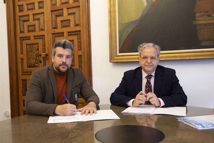 El presidente de la Diputación de Córdoba, Salvador Fuentes (dcha.), en la firma con el alcalde de Palenciana.