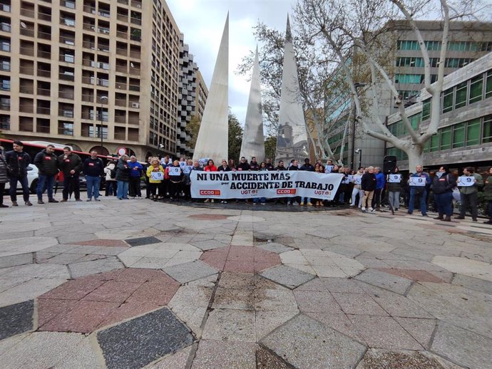 Concentración de UGT y CCOO en Aragón en el Monumento de la Constitución de Zaragoza