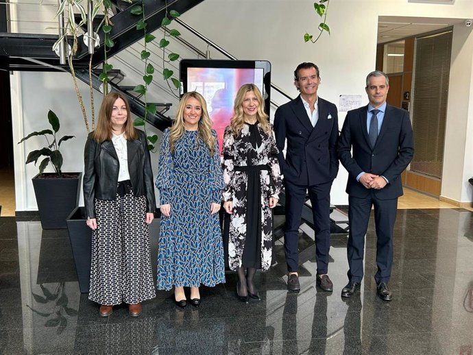 La vicepresidenta segunda del Gobierno de Aragón, Mar Vaquero, en su visita a Inycom, en Plaza.
