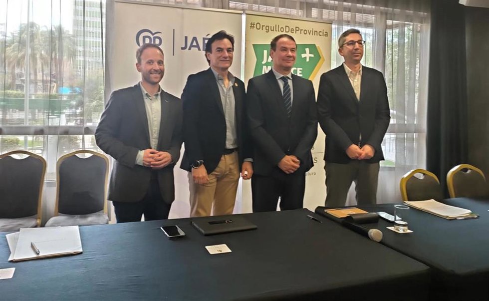 Erik Domínguez, Agustín González, Manuel Carlos Vallejo y Juanma Camacho en la rueda de prensa sobre el pacto entre PP y Jaén Merece Más.