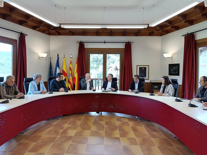El consejero de Medio Ambiente y Turismo del Gobierno de Aragón, Manuel Blasco, reunido con los munícipes de Boltaña.