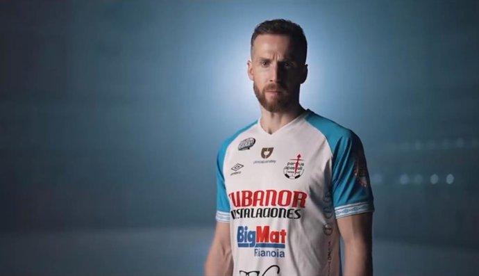 El jugador gallego de fútbol sala Adrian Alonso 'Pola', con la camiseta del Noia.