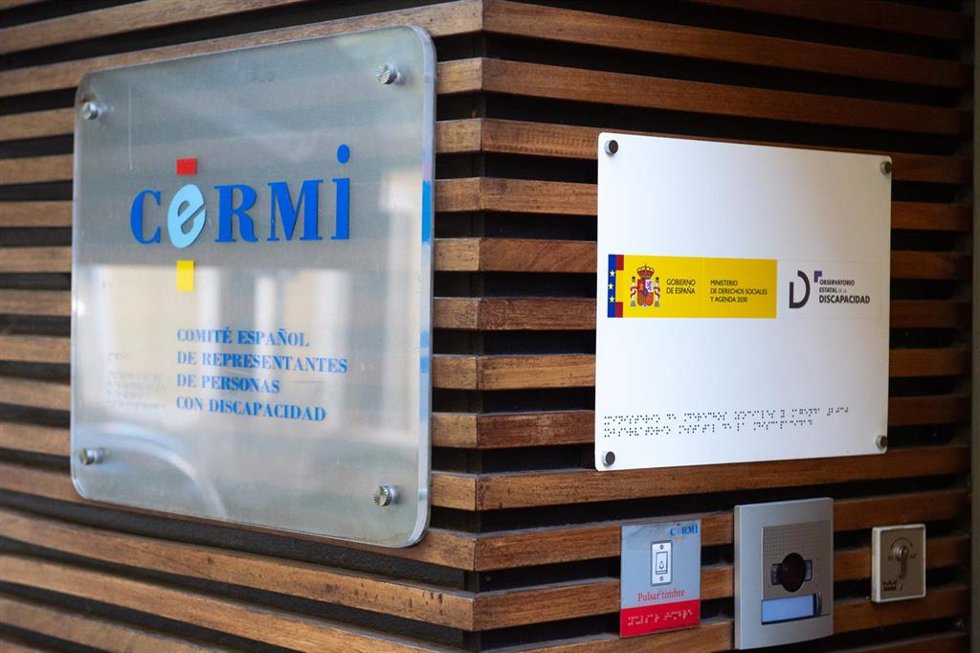 Archivo - Dos carteles indicativos en la sede del CERMI (Comité Español de Representantes de Personas con Discapacidad), a 6 de diciembre de 2023, en Madrid (España).