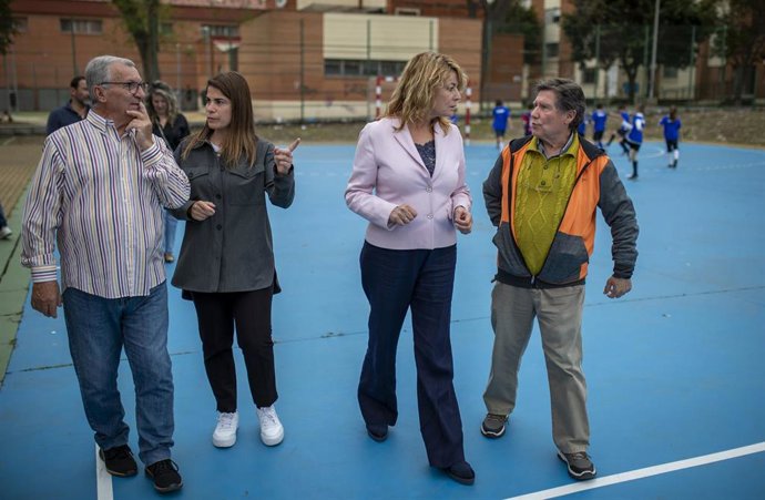 La alcaldesa de Huelva, Pilar Miranda, visita las instalaciones deportivas de Santa Marta.
