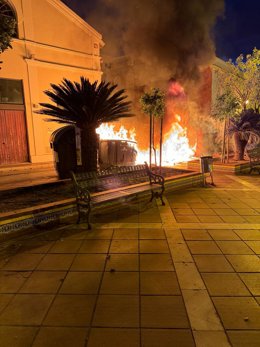 Contenedores ardiendo en la plaza Isaac Peral de El Puerto de Santa María (Cádiz).