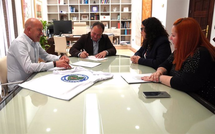 El presidente de la Diputación de Huelva, David Toscano, mantiene un encuentro con las representantes en Huelva de la plataforma 'Nuestro corazón por bandera'.
