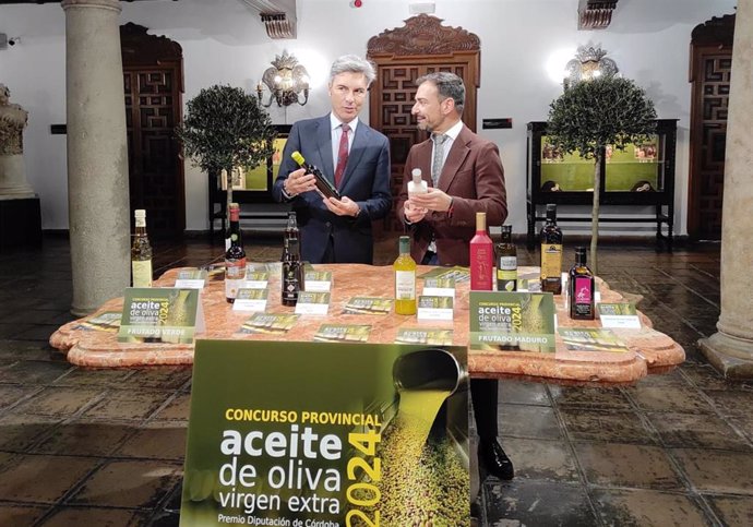 Andrés Lorite (izda.) y Félix Romero presentan los aceites finalistas del XVII Concurso Provincial a la Calidad de los Aceites de Oliva Virgen Extra.