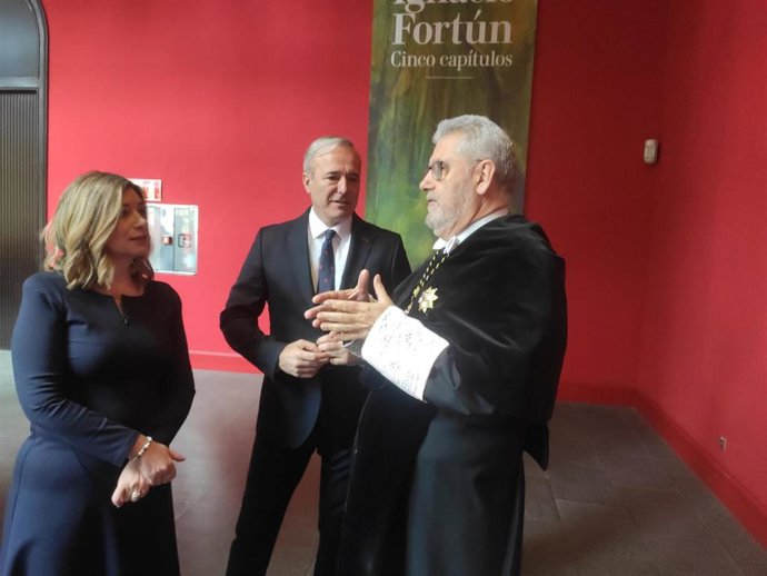 El rector de la Universidad de Zaragoza, José Antonio Mayoral, conversa con el presidente del Gobierno de Aragón, Jorge Azcón, y la consejera de Educación, Ciencia y Universidades, Claudia Pérez Forniés.